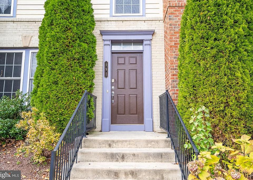 Welcome home to 191 Great Laurel Sq.!