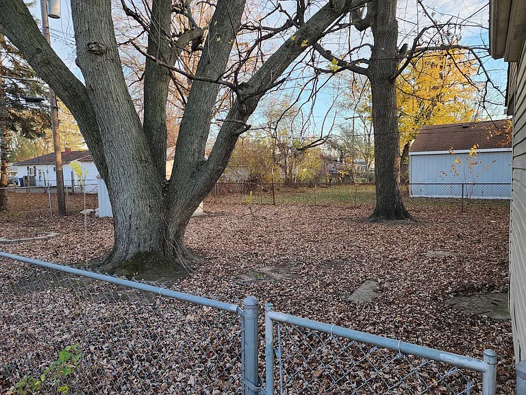 1353 S Linville Ave — Photo 18