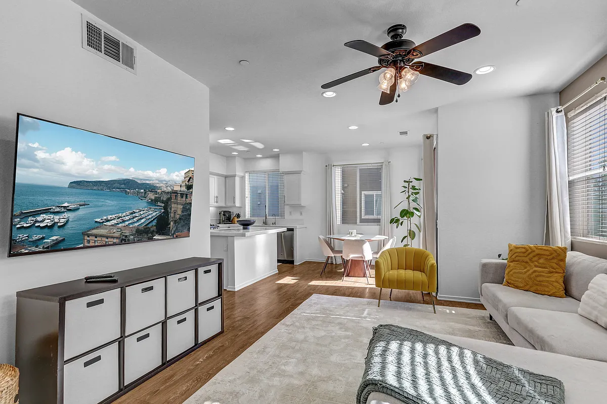 Building Photo - 225 Royal Gln #412
