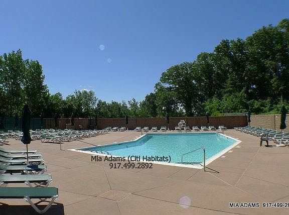 4th image of 25010 Grand Central Pkwy #B
