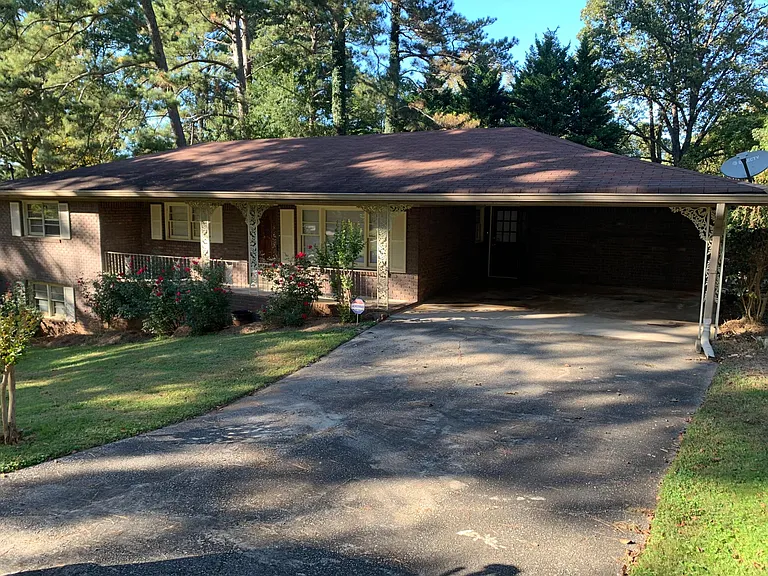 1410 Lucky Ln SW — Photo 2