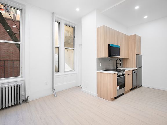 4th image of 119 Elizabeth St APT 4