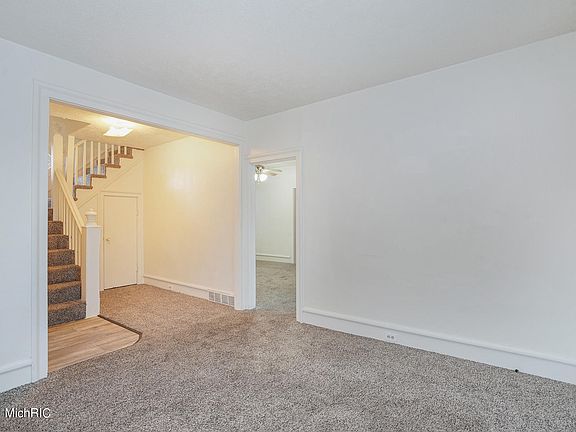 3rd image of 321/325 Donald Pl SE