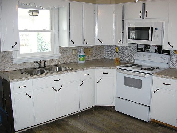3rd image of 382 Greenwood Ln
