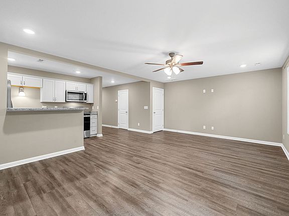 4th image of 135 Country Ln Unit 304