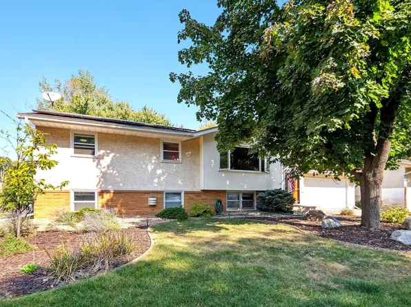 443 Centennial Dr, Roseville, MN 55113