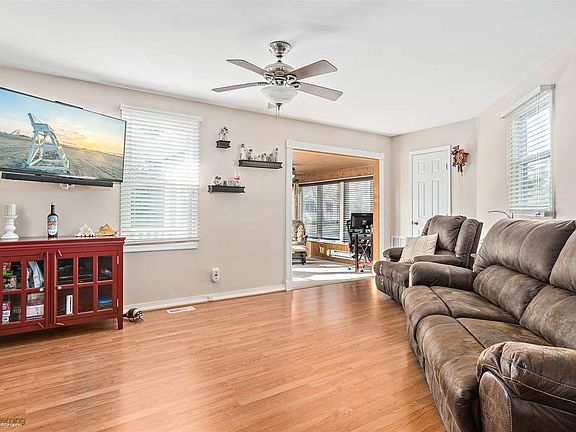 4th image of 1301 Whittier Ave