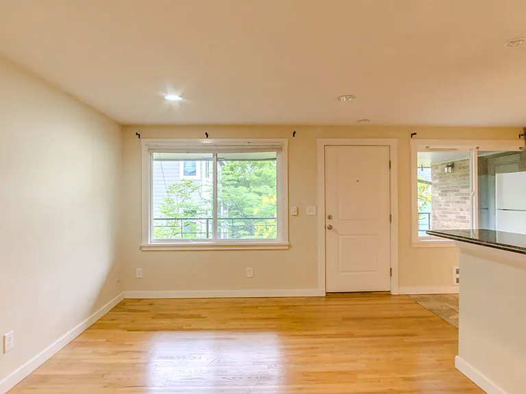 2211 Franklin Ave E — Photo 4