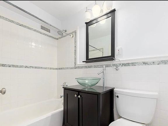 5th image of 483 Ocean Pkwy APT 2c
