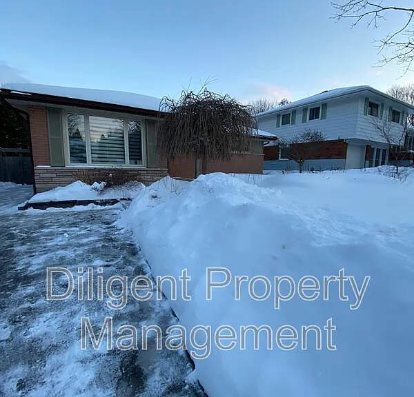 369 Applegrove Ave #LOWER — Photo 38