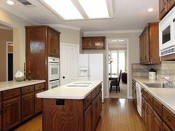 5th image of 804 Durham Ct