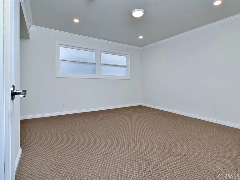 15344 Greenleaf St — Photo 28