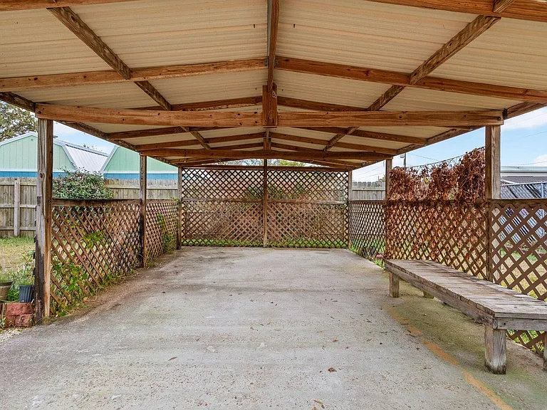 122 Beach Dr — Photo 42