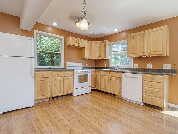 2nd image of 606 N Lavinia St