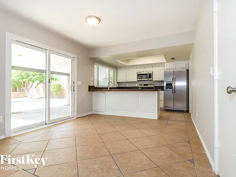 3921 W Pershing Ave — Photo 5