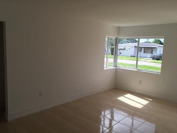 3rd image of 565 NW 134th St