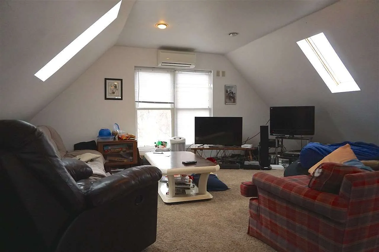 5 bed, 2.0 bath, 1400 sqft, $4,675 — Photo 3