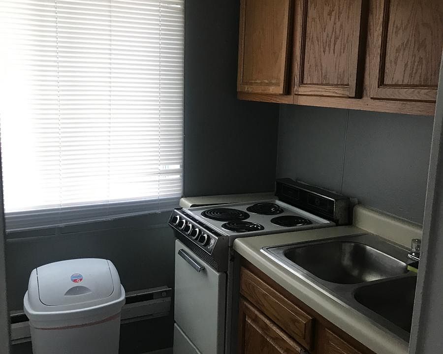 2nd image of 1601 W Adams St APT B