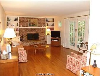Sunken Family Rm off Kitchen w/ brick fireplace