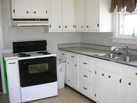 4th image of 1050 Carrington St