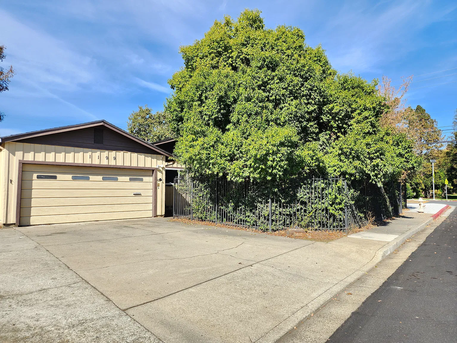 5 bed, 2346 sqft, $4,650 — Photo 2