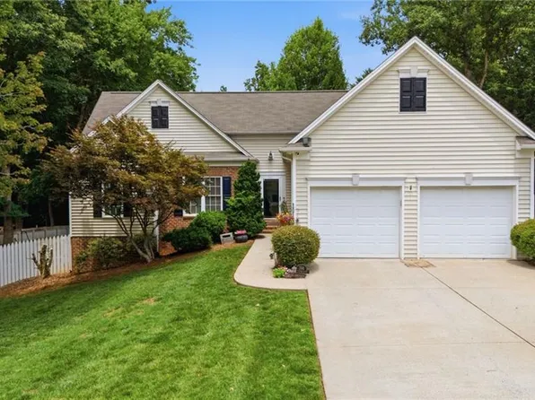208 Cotswold Ln, King, NC 27021