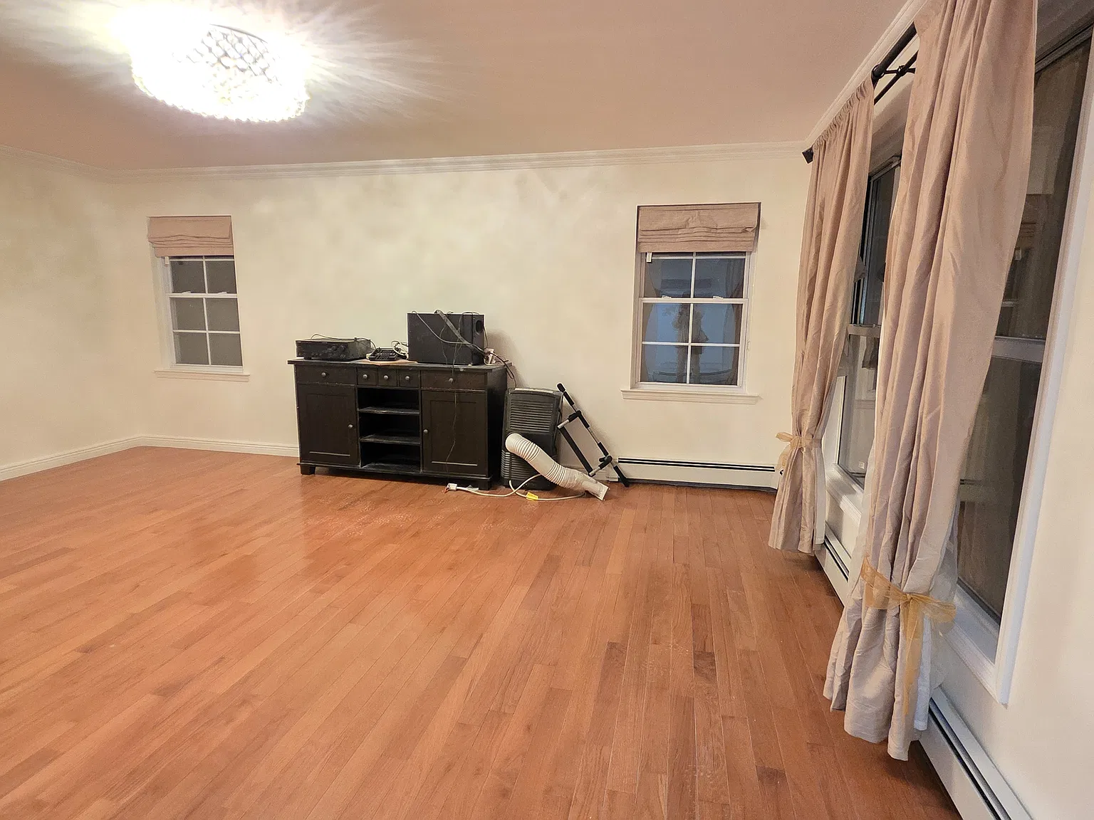 6 bed, 3.5 bath, 3200 sqft, $5,700 — Photo 4