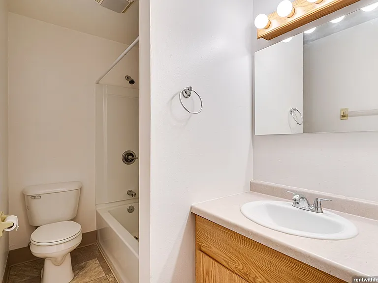 Maple Crest Apartments (Calumet Grove) — Photo 6