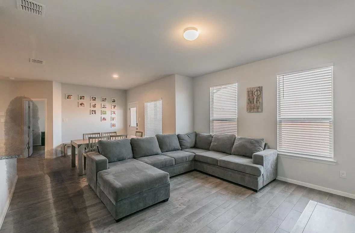 4 bed, 1876 sqft, $2,350 — Photo 4
