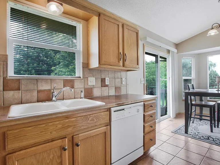2314 N Shefford Cir — Photo 5