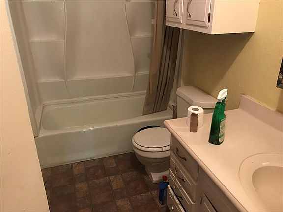 5th image of 2217 W Oak St APT A