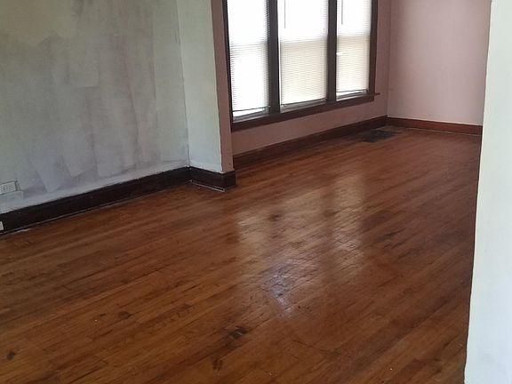 2nd image of 10518 S La Salle St