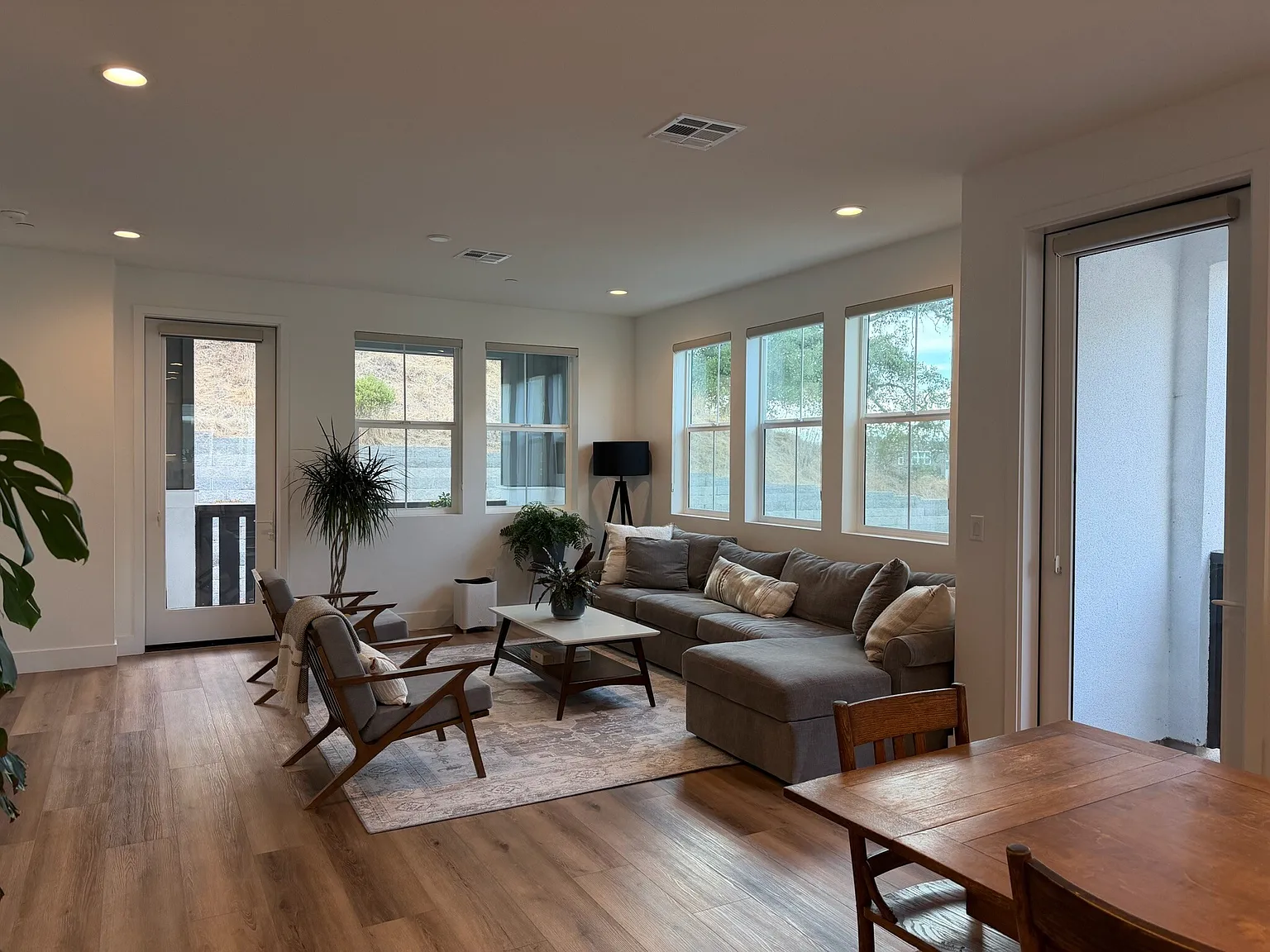 3 bed, 2.5 bath, 1912 sqft, $4,500 — Photo 4
