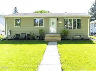 817 S 18th St, Grand Forks, ND 58201