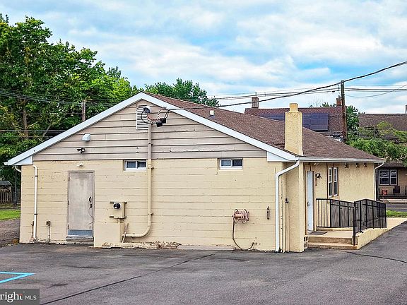 4th image of 121 Main St