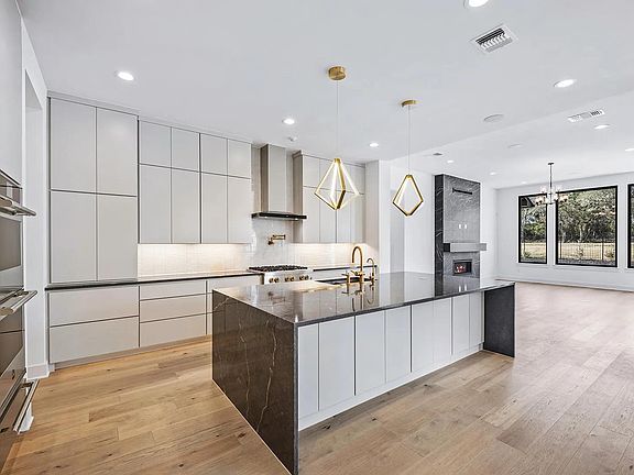 Lynmar IV F kitchen