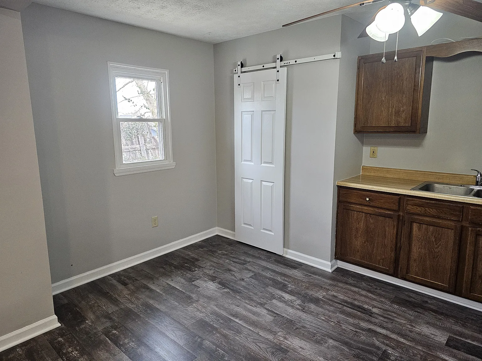 211 Earlene Ct — Photo 4
