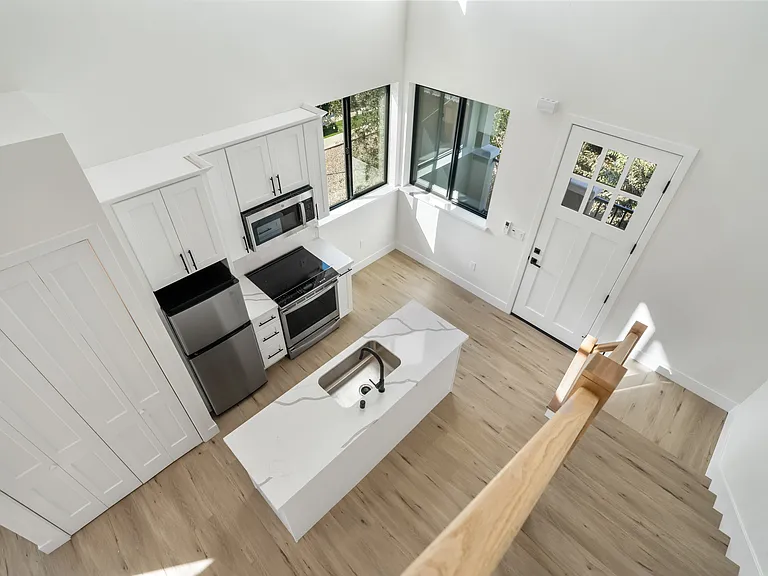 1113 Victorian Aly #1115 — Photo 12