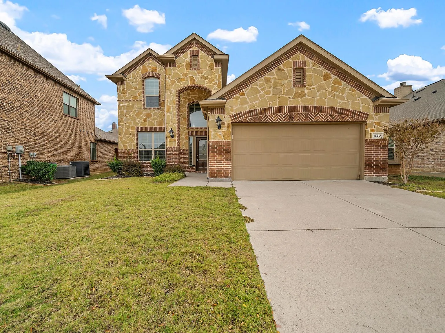 4 bed, 2704 sqft, $2,795 — Photo 2