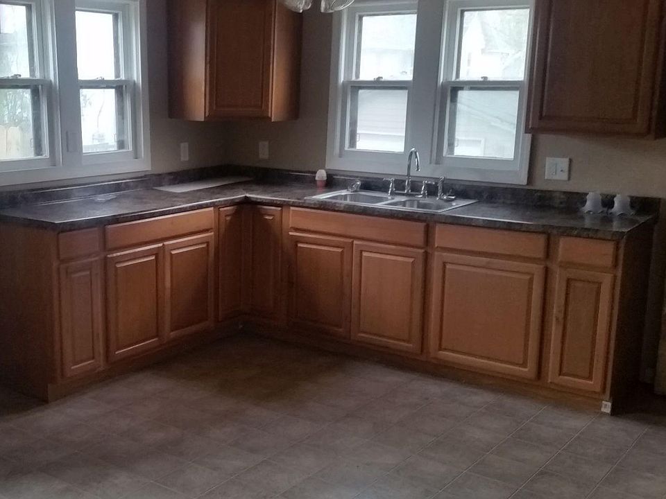 2nd image of 611 Pine St