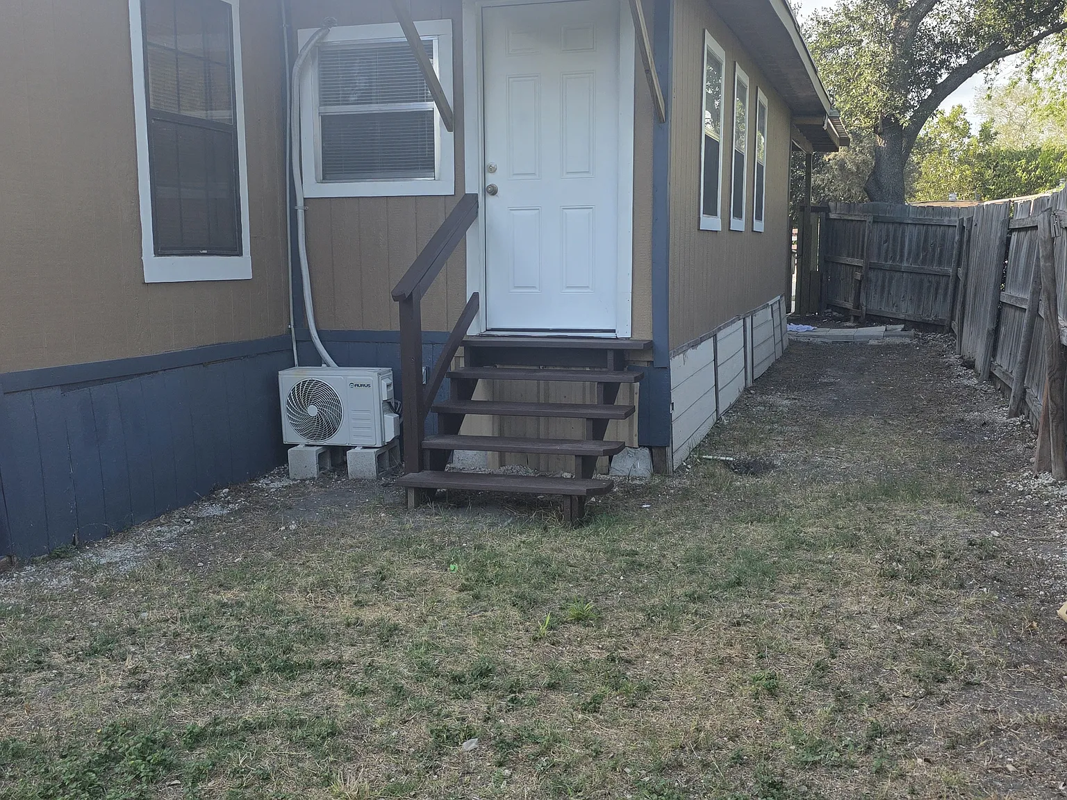 914 Wilson St — Photo 4