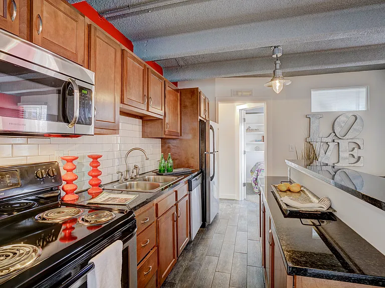 Sterling Boulder Apartments - Student Living — Photo 8
