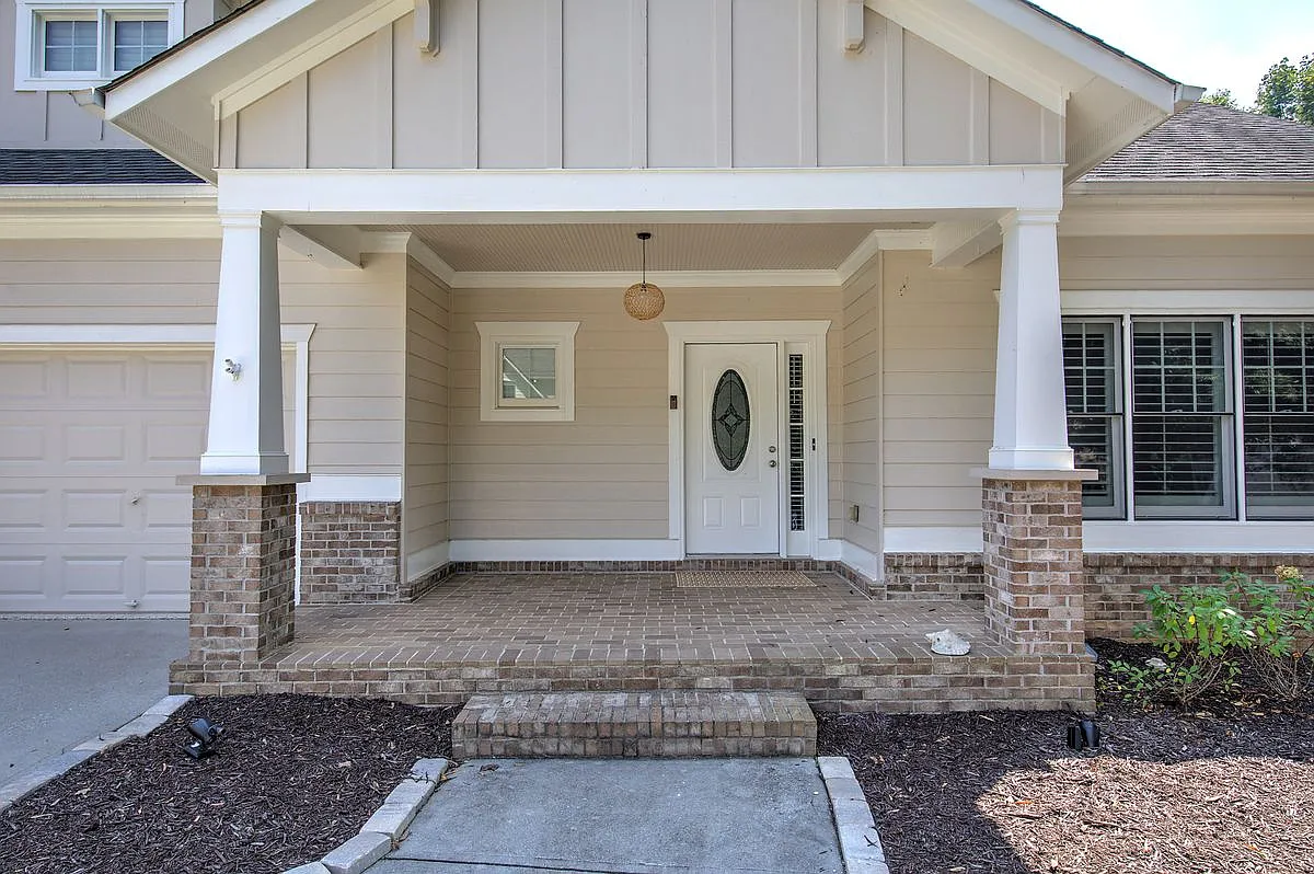 5 bed, 4.0 bath, 4088 sqft, $3,950 — Photo 2