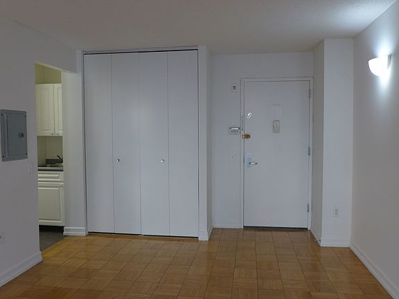 4th image of 321 W 54th St APT 502