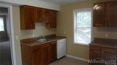 47325 Jefferson Avenue — Photo 4