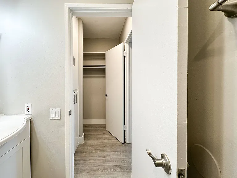Westmount Towers — Photo 11