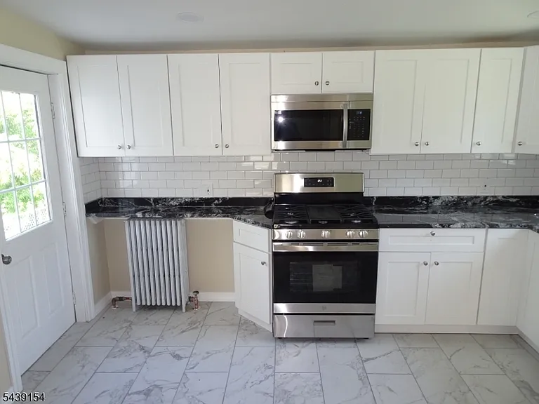 689 Sayre Ave — Photo 10