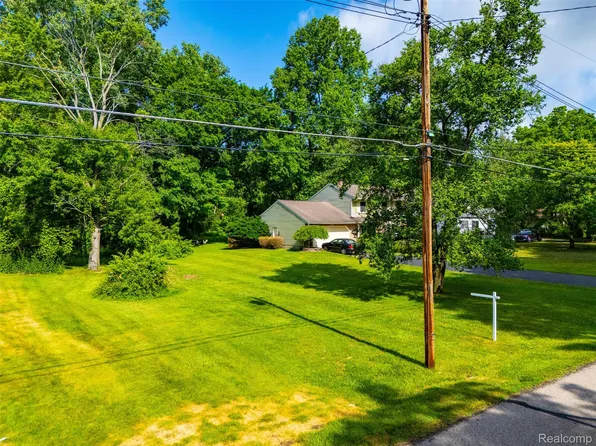 20099 Purlingbrook St, Livonia, MI 48152
