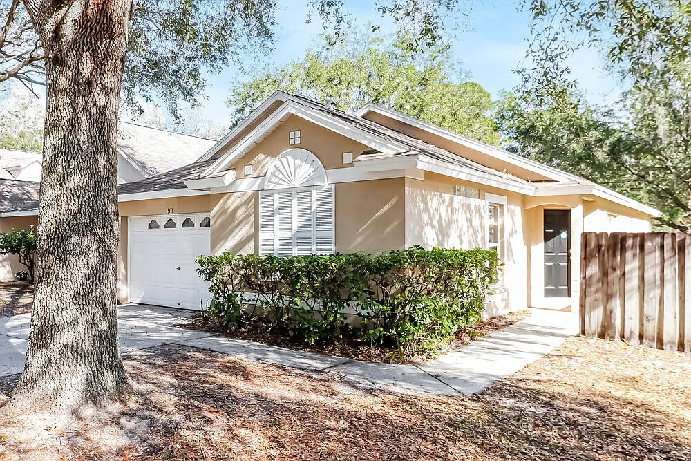 4 bed, 2.0 bath, 1337 sqft, $3,200 — Photo 3