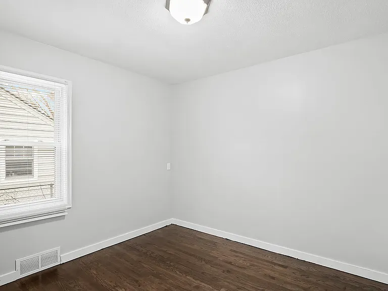 976 S 50th Ave — Photo 12